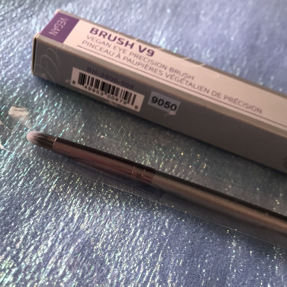 6/$15 BH Cosmetics V9 Vegan Eye Precision Brush